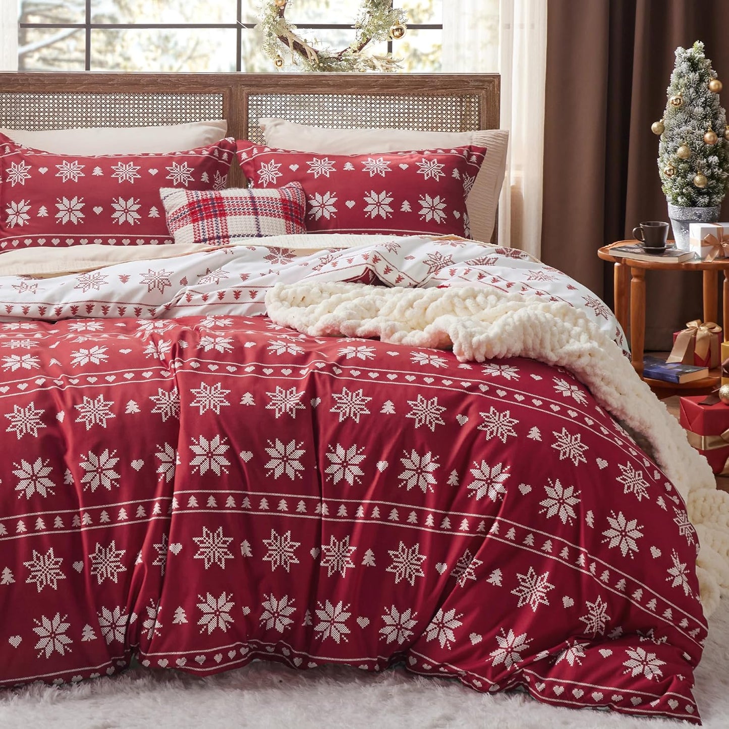 Red Forest Christmas Bedding Set - Queen Size - 5-Piece Set with Duvet Cover, Pillow Shams, Throw Blanket, and Decorative Pillow